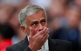 [ẢNH] HLV Mourinho nhăn nhó nhìn M.U bạc nhược thua đội tí hon
