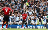 [ẢNH] HLV Mourinho nhăn nhó nhìn M.U bạc nhược thua đội tí hon
