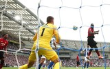 [ẢNH] HLV Mourinho nhăn nhó nhìn M.U bạc nhược thua đội tí hon