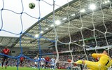 [ẢNH] HLV Mourinho nhăn nhó nhìn M.U bạc nhược thua đội tí hon