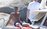 [ẢNH] Ronaldo và bạn gái nóng bỏng tình tứ trên du thuyền