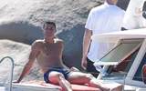 [ẢNH] Ronaldo và bạn gái nóng bỏng tình tứ trên du thuyền
