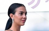 [ẢNH] Bạn gái gợi cảm trên khán đài tiếp lửa Ronaldo