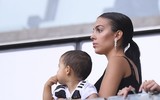[ẢNH] Bạn gái gợi cảm trên khán đài tiếp lửa Ronaldo