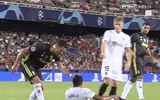 [ẢNH] Hài hước hình ảnh Ronaldo nức nở khóc như trẻ con khi nhận thẻ đỏ