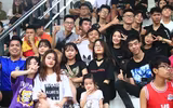 [ẢNH] Những CĐV cực đáng yêu trên khán đài sân Tây Hồ