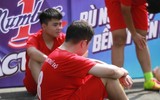 [ẢNH] Cầu thủ trường Nguyễn Thị Minh Khai buồn rười rượi khi chia tay giải