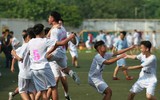 [ẢNH] THPT Hoàng Cầu vỡ òa khi lấy vé đi tiếp trong gang tấc