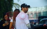 [ẢNH] Chấn thương nặng, Messi vẫn tươi rói xuống phố với cái tay bó bột