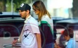 [ẢNH] Chấn thương nặng, Messi vẫn tươi rói xuống phố với cái tay bó bột