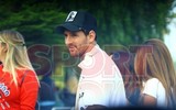 [ẢNH] Chấn thương nặng, Messi vẫn tươi rói xuống phố với cái tay bó bột
