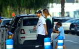 [ẢNH] Chấn thương nặng, Messi vẫn tươi rói xuống phố với cái tay bó bột