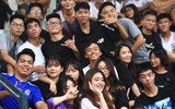 [ẢNH] Muôn sắc màu CĐV trên khán đài bóng đá học sinh
