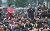 [ẢNH] Người Malaysia mang cả chăn, chiếu đi mua vé xem chung kết
