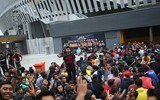 [ẢNH] Người Malaysia mang cả chăn, chiếu đi mua vé xem chung kết