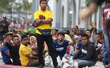 [ẢNH] Người Malaysia mang cả chăn, chiếu đi mua vé xem chung kết