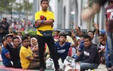 [ẢNH] Người Malaysia mang cả chăn, chiếu đi mua vé xem chung kết