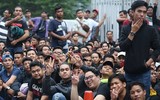 [ẢNH] Người Malaysia mang cả chăn, chiếu đi mua vé xem chung kết