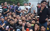 [ẢNH] Người Malaysia mang cả chăn, chiếu đi mua vé xem chung kết