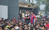 [ẢNH] Người Malaysia mang cả chăn, chiếu đi mua vé xem chung kết
