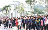 [ẢNH] Người Malaysia mang cả chăn, chiếu đi mua vé xem chung kết