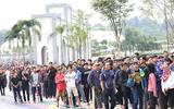 [ẢNH] Người Malaysia mang cả chăn, chiếu đi mua vé xem chung kết
