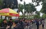 [ẢNH] Nhiều CĐV hớn hở nhận vé xem chung kết lượt về AFF Cup 2018