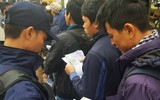 [ẢNH] Nhiều CĐV hớn hở nhận vé xem chung kết lượt về AFF Cup 2018