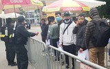 [ẢNH] Nhiều CĐV hớn hở nhận vé xem chung kết lượt về AFF Cup 2018