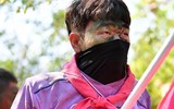 [ẢNH] Xuân Trường mặt mũi lấm lem, trổ tài nấu ăn dã chiến cùng đồng đội mới
