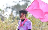 [ẢNH] Xuân Trường mặt mũi lấm lem, trổ tài nấu ăn dã chiến cùng đồng đội mới