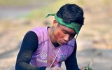 [ẢNH] Xuân Trường mặt mũi lấm lem, trổ tài nấu ăn dã chiến cùng đồng đội mới
