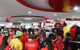 [ẢNH] Đặng Văn Lâm đẹp như người mẫu trong ngày Muangthong Utd ra mắt trang phục mới