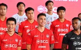[ẢNH] Đặng Văn Lâm đẹp như người mẫu trong ngày Muangthong Utd ra mắt trang phục mới
