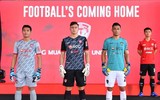 [ẢNH] Đặng Văn Lâm đẹp như người mẫu trong ngày Muangthong Utd ra mắt trang phục mới