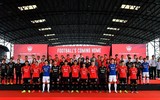 [ẢNH] Đặng Văn Lâm đẹp như người mẫu trong ngày Muangthong Utd ra mắt trang phục mới