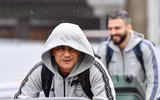 [ẢNH] Xuân Trường lặng lẽ dưới mưa ở Tokyo, chuẩn bị đá Champions League
