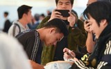 [ẢNH] Xuân Trường lặng lẽ dưới mưa ở Tokyo, chuẩn bị đá Champions League