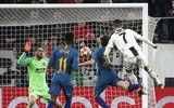[ẢNH] Bạn gái xinh đẹp khóc nức nở nhìn Ronaldo thăng hoa
