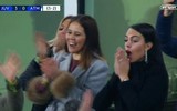 [ẢNH] Bạn gái xinh đẹp khóc nức nở nhìn Ronaldo thăng hoa
