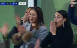 [ẢNH] Bạn gái xinh đẹp khóc nức nở nhìn Ronaldo thăng hoa