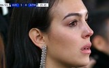 [ẢNH] Bạn gái xinh đẹp khóc nức nở nhìn Ronaldo thăng hoa