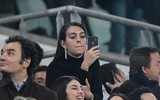 [ẢNH] Bạn gái xinh đẹp khóc nức nở nhìn Ronaldo thăng hoa