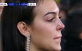 [ẢNH] Bạn gái xinh đẹp khóc nức nở nhìn Ronaldo thăng hoa