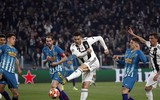[ẢNH] Bạn gái xinh đẹp khóc nức nở nhìn Ronaldo thăng hoa