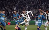 [ẢNH] Bạn gái xinh đẹp khóc nức nở nhìn Ronaldo thăng hoa