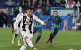 [ẢNH] Bạn gái xinh đẹp khóc nức nở nhìn Ronaldo thăng hoa