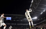 [ẢNH] Bạn gái xinh đẹp khóc nức nở nhìn Ronaldo thăng hoa