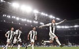 [ẢNH] Bạn gái xinh đẹp khóc nức nở nhìn Ronaldo thăng hoa
