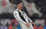 [ẢNH] Bạn gái xinh đẹp khóc nức nở nhìn Ronaldo thăng hoa